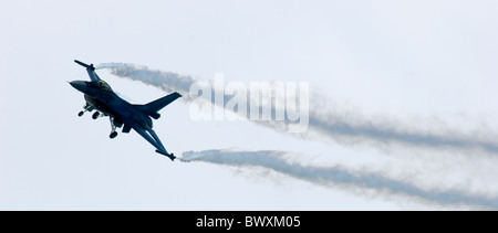 F-16 BELGE UN F16 Eastbourne 21-07-2013 Airshow Air Show en vol et calage avec les ailes de fumée Banque D'Images