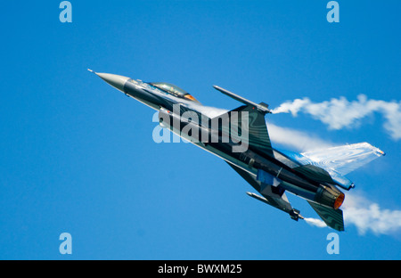 F-16 BELGE UN F16 Eastbourne 21-07-2013 Airshow Air Show en vol de droite à gauche avec la fumée rougeoyante au niveau de la queue de l'afterburner Banque D'Images