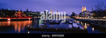 Voir bateaux éclairage crépuscule crépuscule rivière Limmat flow Suisse Europe de l'Quaibrucke ville ville d'hiver Banque D'Images