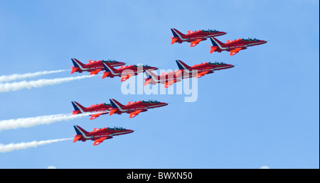 Des flèches rouges hawks afficher en formation de l'équipe de gauche à droite la fumée - blue sky background Banque D'Images