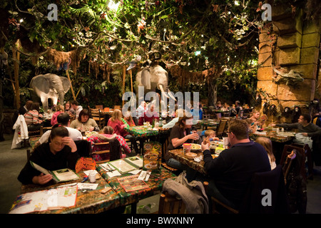 Les personnes mangeant dans le Rainforest Cafe, Disney Village, Disneyland Paris, France Banque D'Images