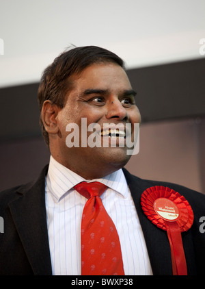 Député de Perry Barr Birmingham Khalid Mahmood photographié après avoir repris son siège à l'élection générale de 2010 Banque D'Images