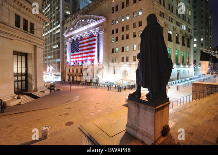 Wall Street dans le Lower Manhattan vu de derrière la statue de George Washington au Federal Hall à New York, New York, USA. Banque D'Images