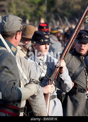 Les soldats confédérés sur la ligne de front dans la guerre civile Reenactment bataille de Gettysburg Banque D'Images