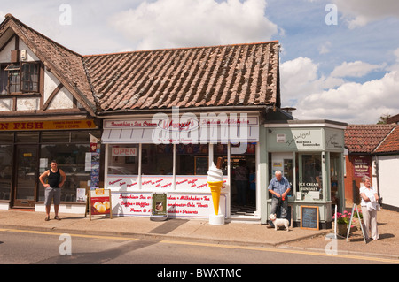 Les gens d'acheter des glaces à un kiosque dans la rue principale de Wroxham , Norfolk , Bretagne , France Banque D'Images
