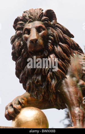 Un lion de bronze datant des années 1830, debout sur une porte à l'Hôpital Royal Victoria Park Banque D'Images