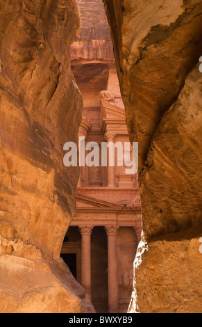 L'affichage classique à travers le siq de Pétra, le Conseil du Trésor dans l'UNESCO World Heritage Site en Jordanie Banque D'Images