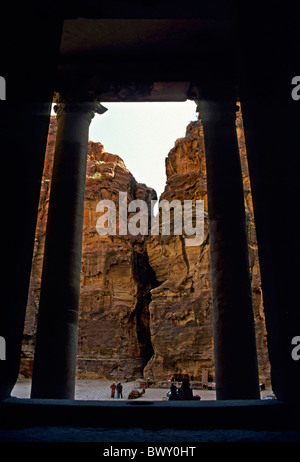 Les colonnes d'El Khazneh entrée du Trésor et l'affichage de la Siq Canyon, Petra, Jordanie. Banque D'Images