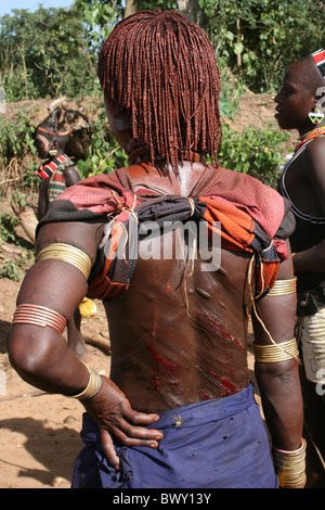 La sœur de l'ouvrir avec des cicatrices sur son dos à un saut-Bull Hamer Cérémonie, vallée de l'Omo, Ethiopie Banque D'Images