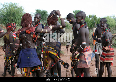 Soeur de l'Initié d'inspecter leurs cicatrices à un saut-Bull Hamer Cérémonie, vallée de l'Omo, Ethiopie Banque D'Images