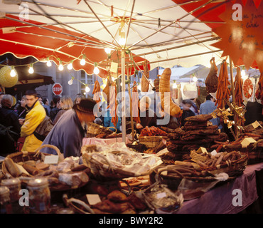 Alsace France Europe viande commerce commerce marché personnes dans la nuit de Noël Noël Riquewihr sausa Banque D'Images