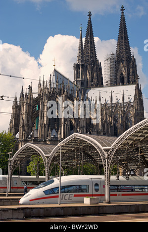 Le train de voyageurs à grande vitesse, Cologne, Allemagne. Banque D'Images