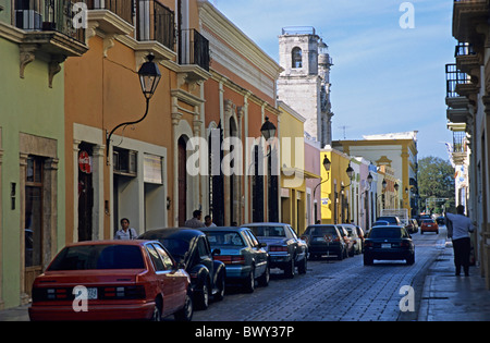 Des façades colorées et des voitures en stationnement dans une rue, ville de Campeche, Mexique. Banque D'Images
