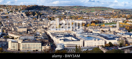 Vue d'automne sur la ville historique de Bath, Somerset, Angleterre montrant la gare Bath spa, terrain de sport, maisons et églises Banque D'Images