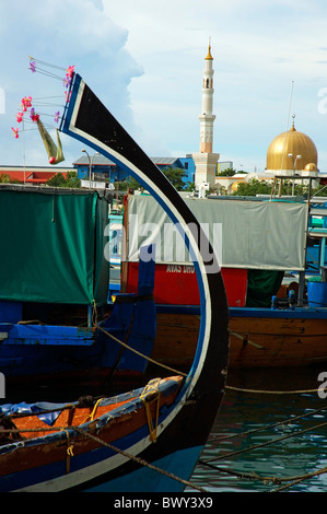 Les bateaux de pêche amarrés dans le port, homme, aux Maldives. Banque D'Images