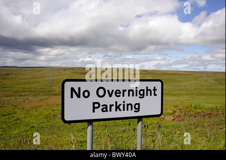 "Pas de parking de nuit', extrémité sud de l'A9, près de Crofts d Benachielt, Caithness, Royaume-Uni. Banque D'Images