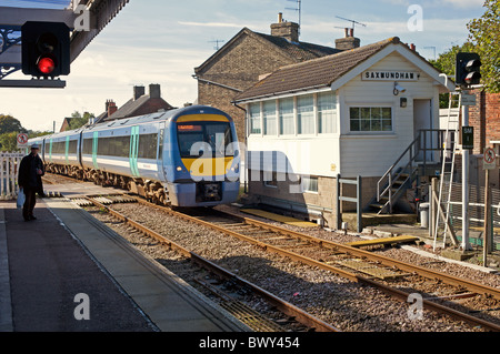 Service de train local en tirant sur l'arrêt East Suffolk Saxmundham embranchement, en Angleterre. Banque D'Images