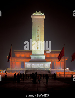 Monument aux héros du peuple sur la Place Tian'an Men la nuit, Beijing, Chine Banque D'Images