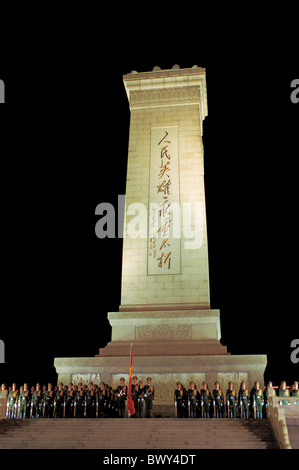 Monument aux héros du peuple sur la Place Tian'anmen la nuit, Beijing, Chine Banque D'Images