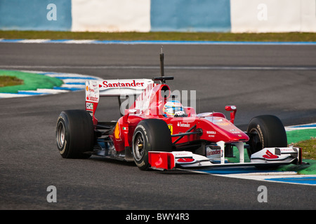 Fernando Alonso à Jerez 2010 la pratique dans sa Ferrari, voiture de Formule 1 à la pratique, laissant la chicane. Banque D'Images