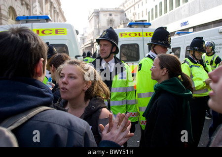 La police au G20 de protester contre la banque d'Angleterre 2009. Banque D'Images