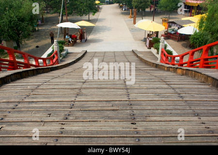 Réplique d'un pont en bois cintrées de la dynastie Song, Millennium Park, ville de Kaifeng, province de Henan, Chine Banque D'Images