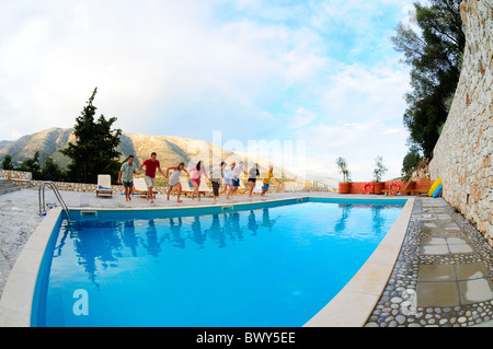 Groupe d'adultes en plongée en piscine, ligne Grèce Céphalonie Banque D'Images