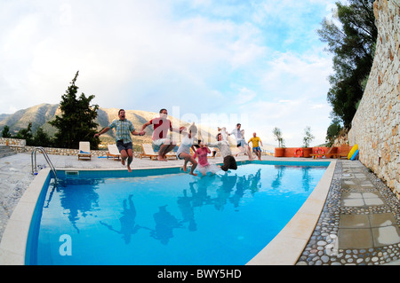 Groupe d'adultes en plongée en piscine, ligne Grèce Céphalonie Banque D'Images