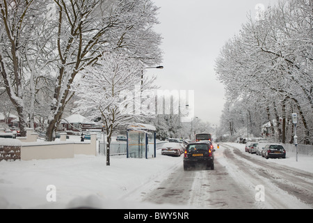 Le poids de la neige provoque des ravages sur les routes anglaise Chesterfield Derbyshire, Angleterre Banque D'Images