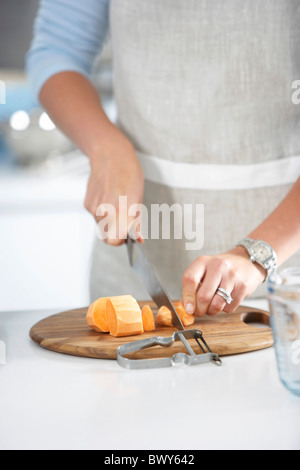 Woman Chopping les patates douces Banque D'Images