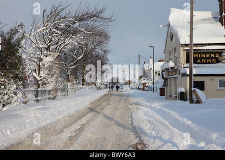 Le poids de la neige provoque des ravages sur les routes anglaise Chesterfield Derbyshire, Angleterre Banque D'Images