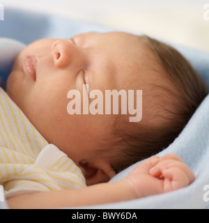 Sleeping Newborn Girl Wrapped In Blanket Banque D'Images