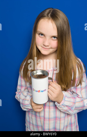 Little Girl Holding a peut pour les dons Banque D'Images