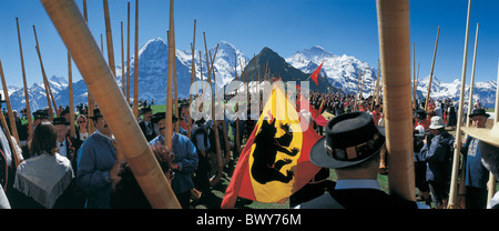 Arrangement de cor des Alpes dans le canton de Berne Berne drapeaux Eiger Jungfrau Monch réunion folklore Mont Männlichen montagnes m Banque D'Images