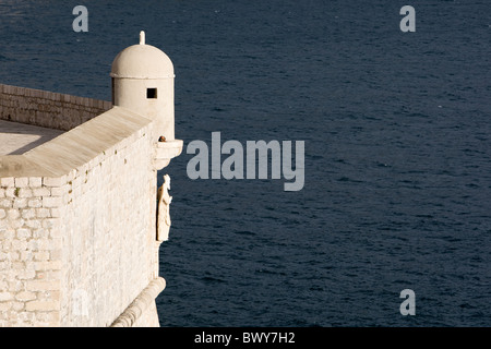 Statue de St Blaise donne sur la mer Adriatique depuis les murs de la vieille ville de Dubrovnik, Croatie Banque D'Images