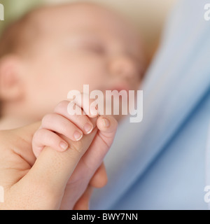 Baby holding Mother's Hand Banque D'Images