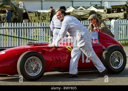 Type 1960 Ferrari 246 Dino est déplacé à la tenue dans les enclos à l'édition 2010 du Goodwood Revival meeting, Sussex, England, UK. Banque D'Images