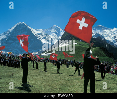 Le Canton de Berne Berne arrangement Eiger lanceur de drapeaux drapeaux folklore Mont Männlichen Jungfrau Monch réunion mountai Banque D'Images