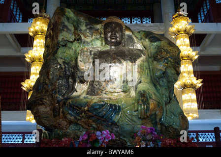 L'avant du Bouddha de Jade Anshan dans la Mahavira Palace, le Parc du Bouddha de Jade, Anshan, province de Liaoning, Chine Banque D'Images