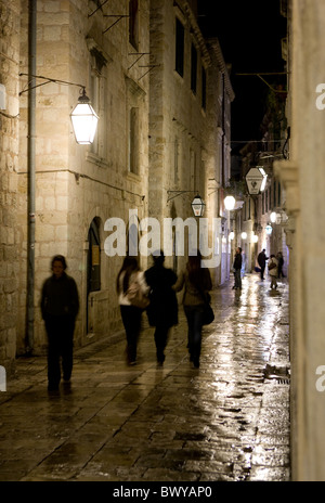 Les gens marchent dans une rue dans la vieille ville de Dubrovnik dans la nuit Banque D'Images