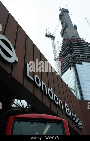 Le Pont de Londres et la gare de bus et une partie d'un bus avec le tesson de verre, en construction à l'arrière-plan Banque D'Images