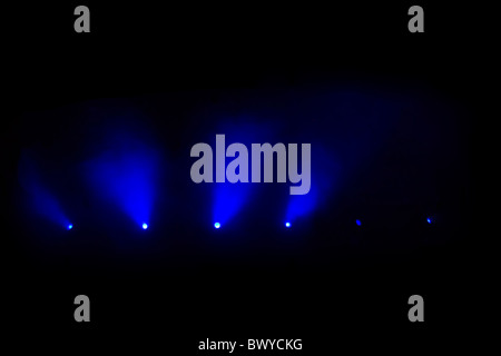 La lumière diffuse de la discothèque s'allume dans le noir Banque D'Images