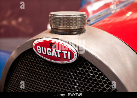Voiture Bugatti insigne sur une grille de radiateur Banque D'Images