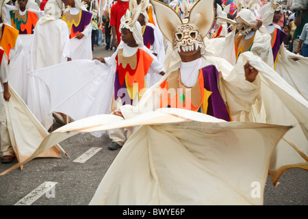 Carnaval de Trinidad - Juniors jouant Bat mas traditionnel, 'Color me' Gregory Medina et Chris Santos Banque D'Images