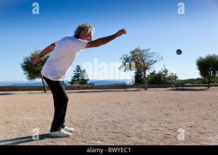 Un homme jette une boule lors d'un match à Mons, Var, Provence-Alpes-Côte d'Azur, France. Banque D'Images