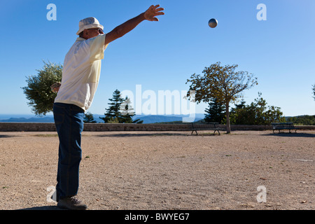 Un homme jette une boule lors d'un match à Mons, Var, Provence-Alpes-Côte d'Azur, France. Banque D'Images