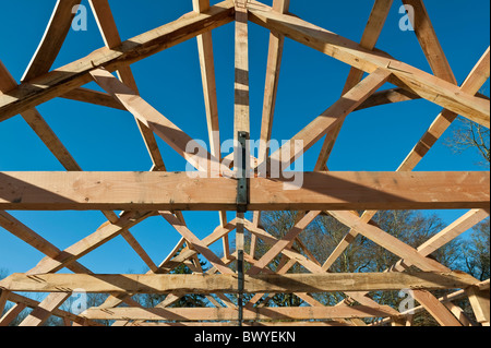 La construction d'une charpente traditionnelle en grange Radnorshire, UK. Fermes de toit Banque D'Images