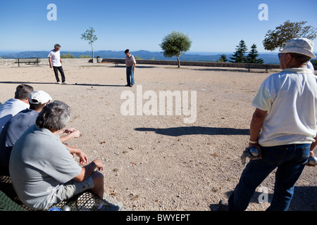 Trois hommes, l'air lors d'un jeu de boules, Mons, Var, Provence-Alpes-Côte d'Azur, France. Banque D'Images