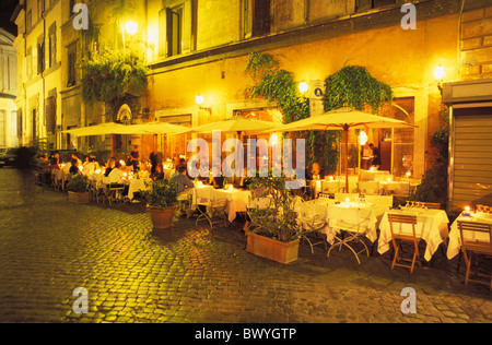 10649720 lumineux café à l'extérieur de l'entreprise clients lane Italie Europe nuit de nuit restaurant café de la rue de Rome Banque D'Images