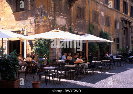 Café à l'extérieur de l'entreprise réduite façade Italie Rome Europe ecrans street cafe Banque D'Images